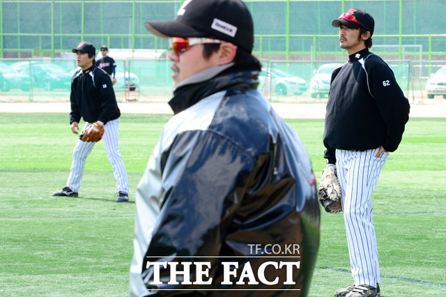 차태현-안재욱, 1·2루는 우리 몫-배우 차태현(왼쪽)과 안재욱이 타석을 지켜보고 있다.