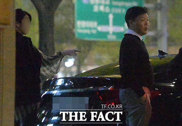 모임에도 함께하는 싸이 부부~ 지난 달 25일 비밀리에 귀국한 것으로 알려진 싸이는 부인 유혜연 씨와 함께 모습을 드러내 눈길을 끌었다.