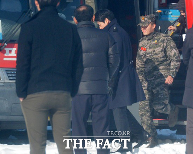 이제 다음 차량으로~-다른 차량으로 이동하는 현빈.