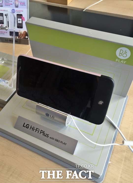 KT 올레 매장에는 LG프렌드 7종 중 ‘LG 캠 플러스’와 ‘LG Hi-Fi(하이파이) 플러스’ 등 2종이 마련돼 소비자들이 모듈 부착방식을 체험해볼 수 있다. LG 하이파이 플러스는 뱅앤울룹슨(B&O)과 협업해 만든 포터블 DAC 모듈이다.