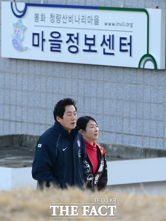 경상북도 봉화군 비나리마을로 이사한 정봉주 전 국회의원이 아내 송지영 씨와 함께 다정하게 마을을 걷고 있다. /봉화=문병희·최진석 기자