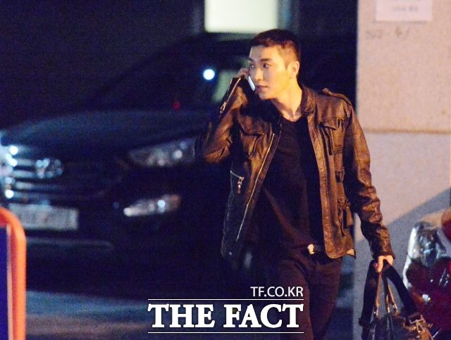 입대를 앞둔 이특이 26일 한 화보 촬영 현장에서 머리를 자르고 나와 길을 걷고 있다./문병희 기자