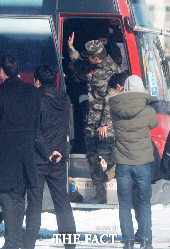 다음엔 작품으로 만나요~-배우 현빈이 팬들과 만남의 시간을 마치고 차량에서 내리고 있다