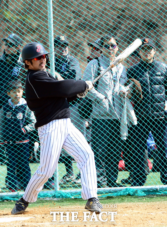 날려버려~- 안타를 치고 있는 안재욱.