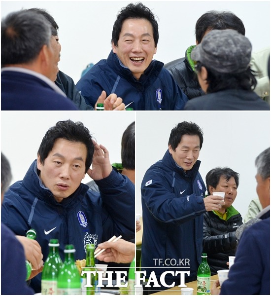 봉화 농민들과 지역 현안에 대해 대화를 나누고 있는 정봉주 전 의원.