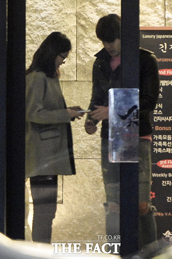 다음에 꼭 연락해! 김우빈(오른쪽)과 심석희가 서로 연락처를 교환하고 있다./이새롬 기자