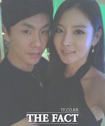 모델 장지은(오른쪽)이 8세 연상의 성형외과 의사 전정환 씨와 결혼한다./장지은 제공