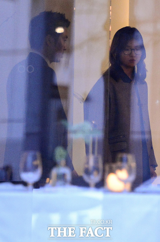 우빈 오빠 만나기 정말 힘드네! 심석희(오른쪽)가 원래 약속 장소인 신사동 한 이탈리아 레스토랑에서 기다리다가 장소를 바꿔 김우빈 측 관계자와 이동하고 있다./최진석 기자