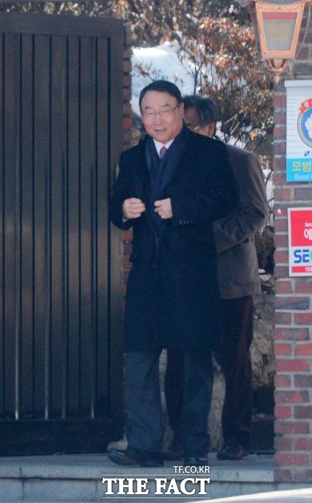 김인규 전 KBS 사장이 최 전 위원장과 오찬회동을 마치고 식당을 나서고 있다.