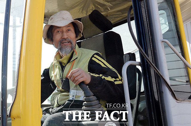 굴착기 작업을 하며 환하게 웃고 있는 강기갑 전 통합진보당 대표