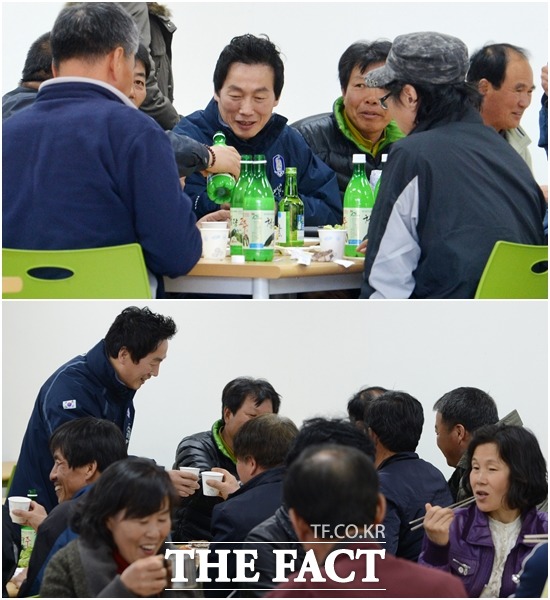 지역 농민회 회원들과 함께 막걸리를 마시며 이야기를 나누는 정봉주 전 의원.