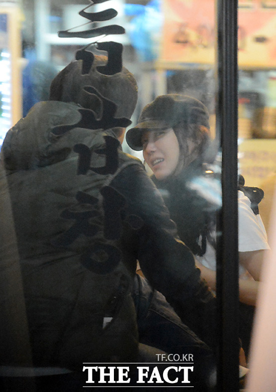 이지아가 지인을 바라보며 대화를 나누고 있다.