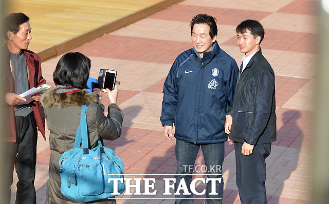 정봉주 전 의원은 봉화에서도 이미 스타였다. 정 전 의원이 지역 주민들과 함께 사진을 찍고 있다.