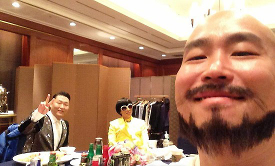 무한도전의 길이 7일 자신의 트위터에 싸이, 유재석과 함께한 사진을 공개했다. 싸이는 삼성동에 위치한 한 호텔에서 무한도전 멤버들과 뮤직비디오 촬영을 했고 철통보안 속에 비공개로 진행됐다.