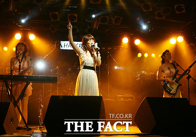 한스밴드의 김한나(가운데)가 결혼 3개월 만에 파경 위기를 맞았다./더팩트 DB