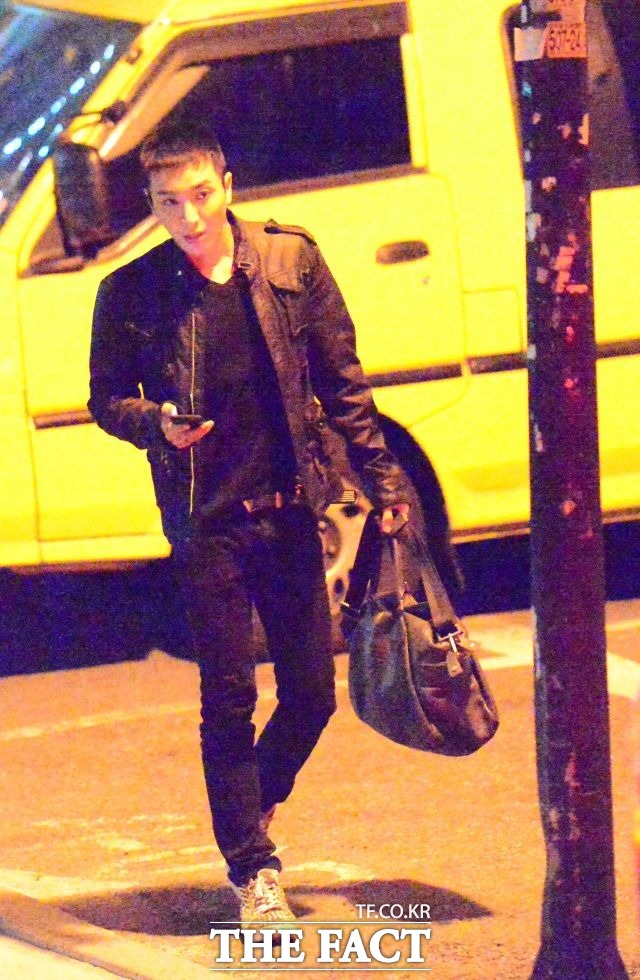 이특이 매니저의 차량이 오길 기다리며 주변을 살피고 있다.