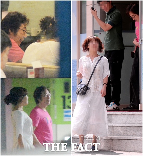 백윤식은 대부분의 스타들이 은둔형 데이트를 즐기는 것과 달리 공개 석상에도 함께하며 대담한 만남을 가졌다.