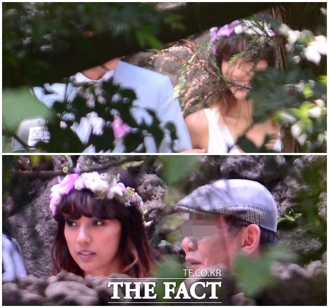 이효리(오른쪽 위)와 이상순이 1일 오후 1시쯤 제주도 애월읍에 있는 별장에서 이상순 아버지(오른쪽 아래) 등 가족, 친지들이 참석한 가운데 조촐한 결혼식을 올리고 있다. /제주=임영무·남윤호 기자