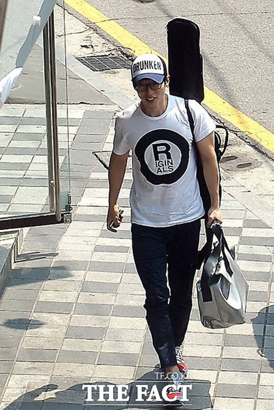 기타를 들고 연습실에 들어서고 있는 유재석. /이새롬 기자