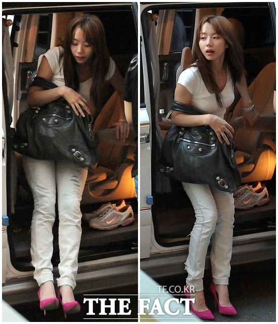 핑크색 구두가 포인트예요…순백의 여신 미모를 뽐낸 박수진./ 이새롬 기자