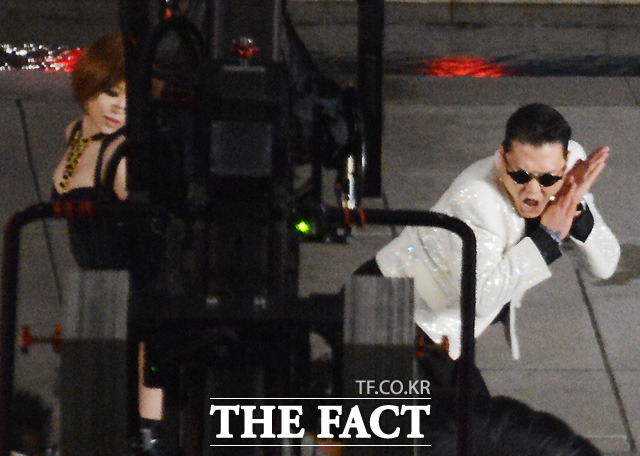 8일 새벽 3시를 훌쩍 넘긴 시간. 가인(왼쪽)과 싸이가 마포대교 아래 마련된 세트장에서 열정적인 춤 동작을 펼치며 촬영을 하고 있다.