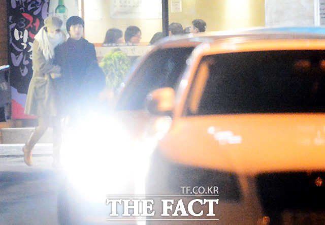 박하선(왼쪽)이 류덕환의 팔짱을 끼고 차량으로 이동하고 있다.