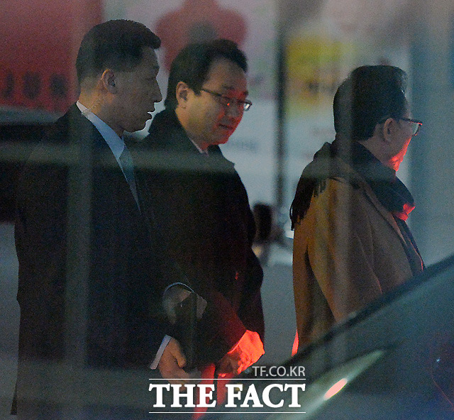 MB 퇴근길 살피는 임재현 비서관(가운데)