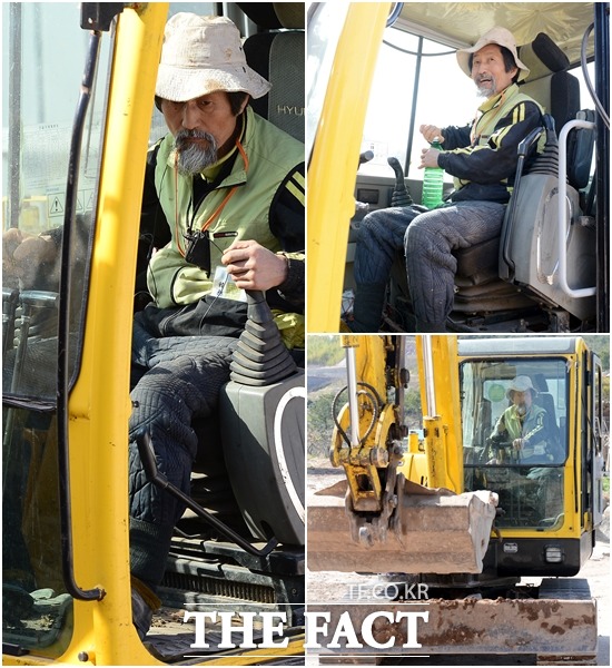 강기갑 전 통합진보당 대표가 굴착기 조정기를 잡고 능숙하게 운전하고 있다.