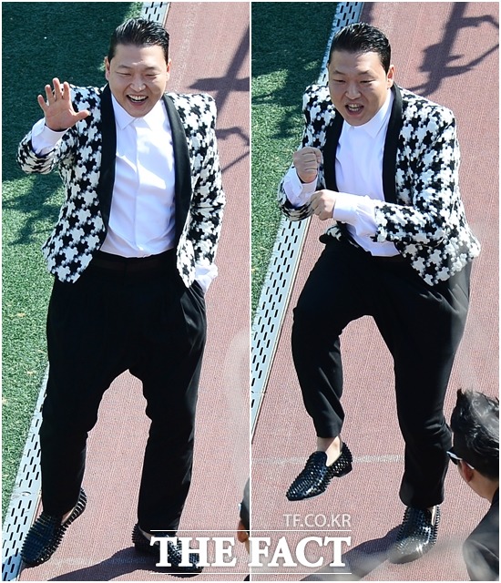 담장 너머로 구경하는 어린이 팬들을 위해 인사와 말춤을 선보이는 싸이.