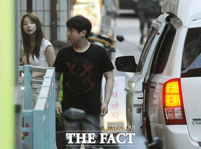 윤호야 어디 있니?…공연장에 들어가기 전 유노윤호를 찾는 박수진./ 배정한 기자