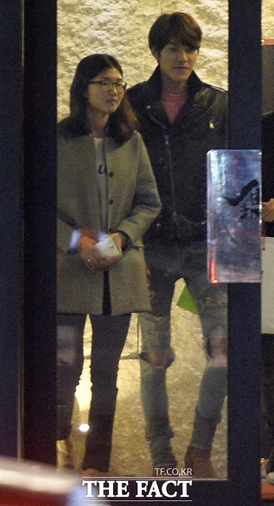 오빠~ 왜 이리 두근거리죠? 심석희(왼쪽)가 김우빈의 에스코트를 받으며 문을 나서고 있다./이새롬 기자