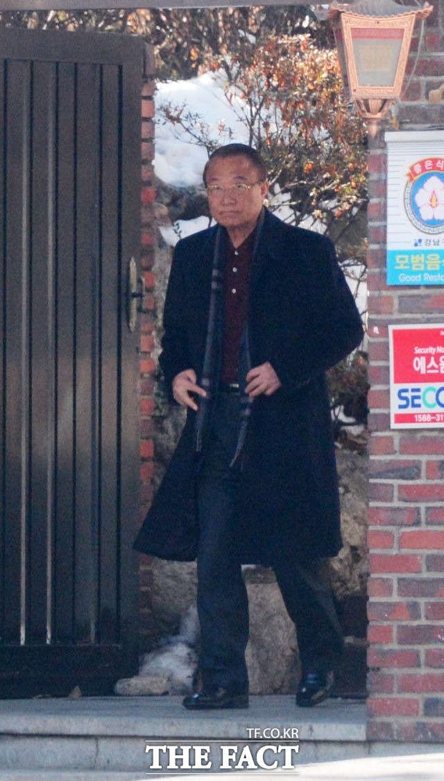 점심회동을 마치고 나오는 최시중 전 방송통신위원장.