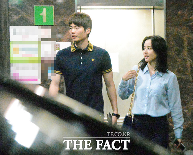 반소매 셔츠와 청바지 등 편안한 차림을 한 기성용(왼쪽)과 한혜진.