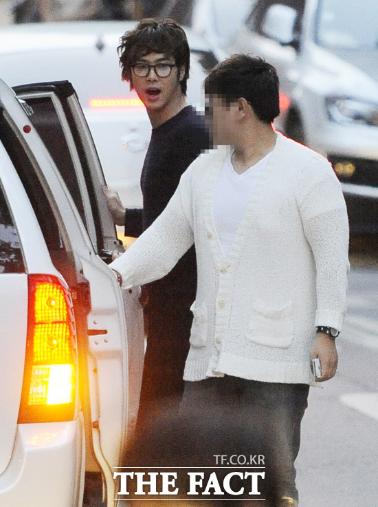 젊음의 거리 대학로 오니 신나는데?…들뜬 표정의 유노윤호./ 배정한 기자