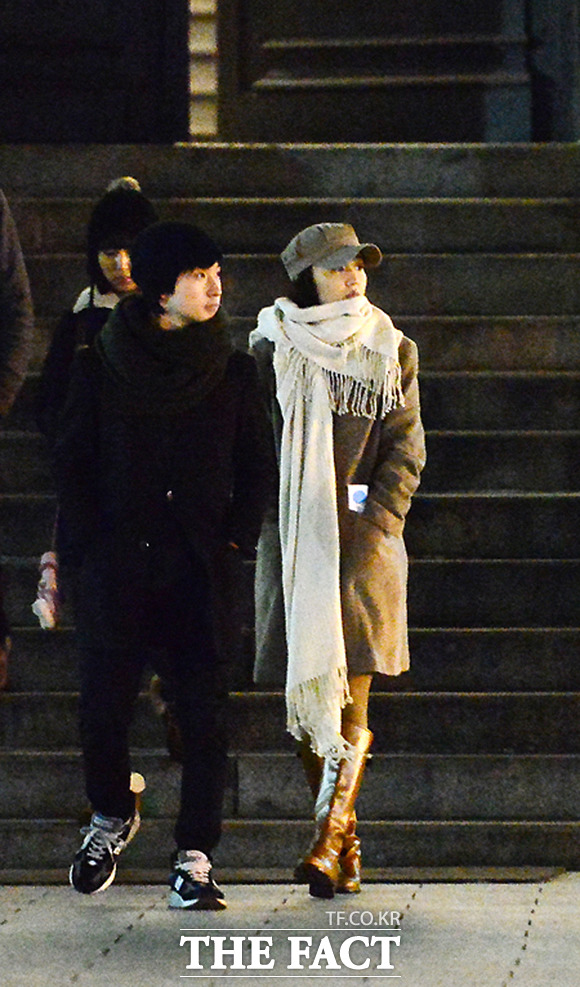 류덕환(왼쪽)와 박하선이 전시회를 구경한 뒤 밖으로 나오고 있다.