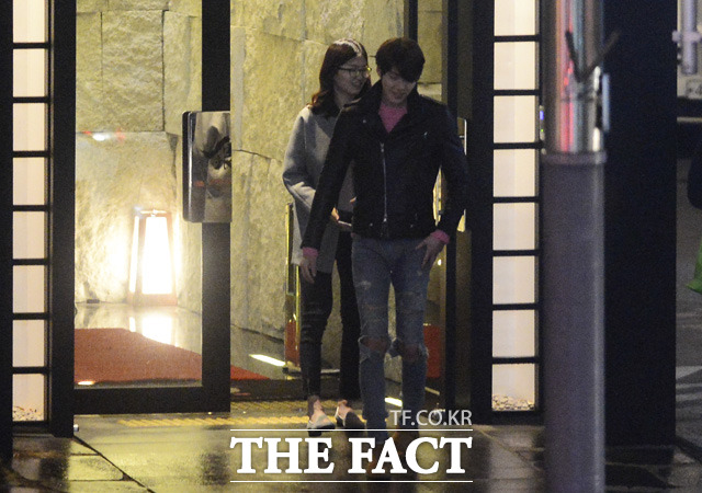헤어지기 아쉽다... 가죽 재킷과 핑크 티셔츠, 찢어진 청바지 차림의 김우빈(앞)이 심석희와 저녁 데이트를 마치고 길을 나서고 있다./최진석 기자
