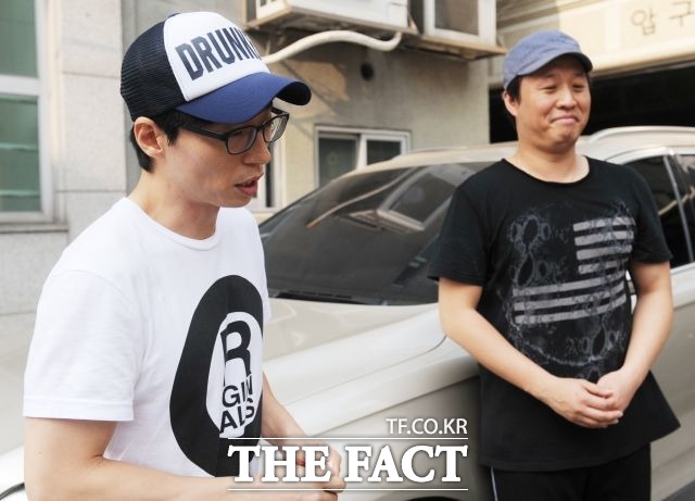 MBC 무한도전 유재석(왼쪽)-정준하가 21일 오후 <더팩트> 취재진을 만나 대화를 나누고 있다. /노시훈 기자