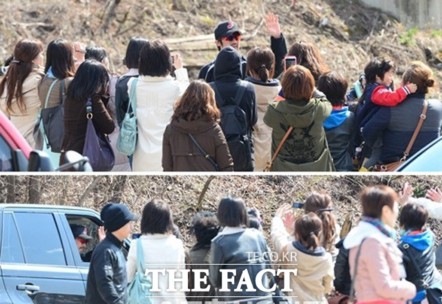 여러분, 고마워요-경기를 마친 안재욱이 팬들에게 안부를 전하는 시간을 갖고 이동하는 가운데도 손인사를 하고 있다.