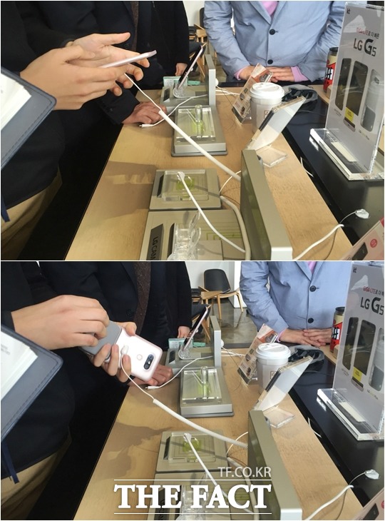 KT 스퀘어 직원이 LG G5 모듈 방식을 이용해 배터리를 분리하고 LG 캠 플러스를 연결하고 있다.