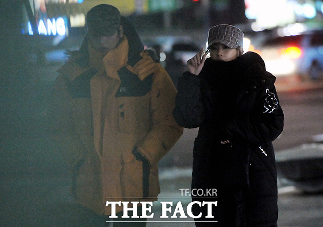 이장우(왼쪽)와 오연서가 추운 겨울 거리를 거닐면서 데이트하고 있다./노시훈·배정한 기자