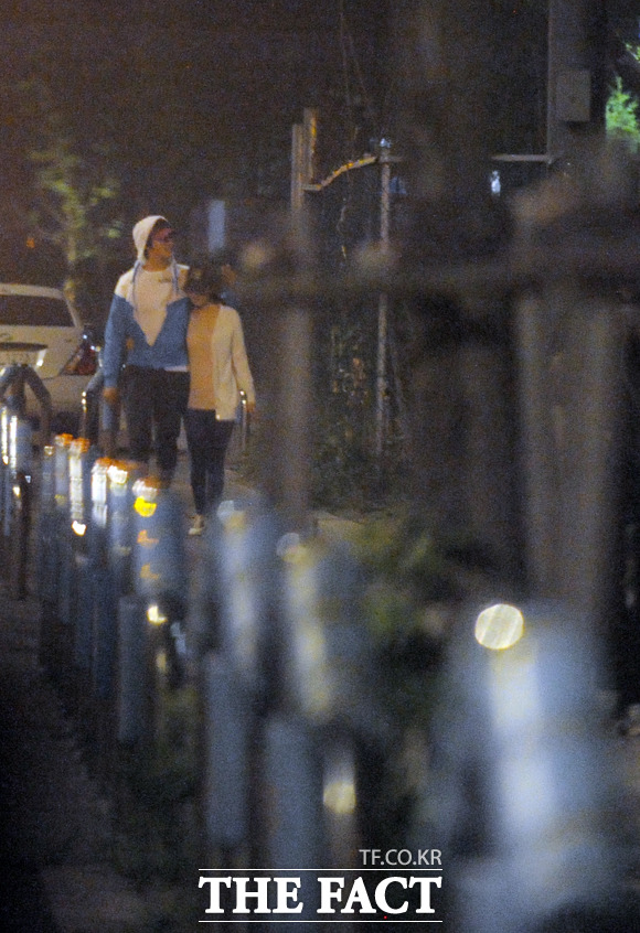 서로를 꼭 끌어안은 채 다정하게 산책하는 지현우-유인나 커플.
