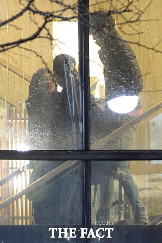 바라만봐도 좋은 오빠♥ 심석희(왼쪽)와 김우빈이 환담을 나누며 계단을 내려오고 있다./이새롬 기자