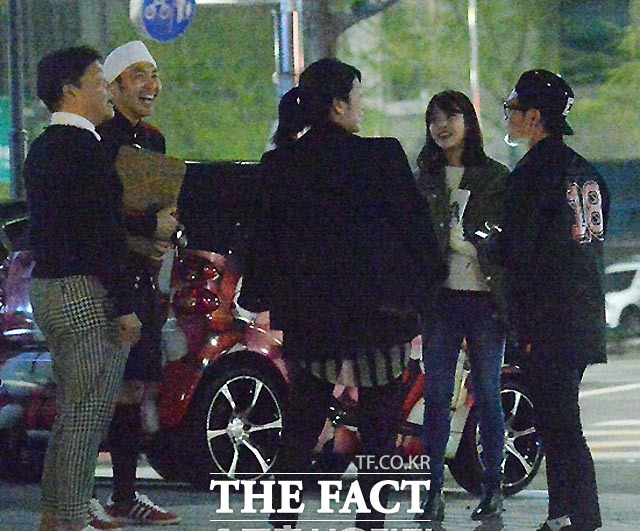 77년생 싸이부터 93년생 아이유까지... 나이 차 무색한 불금 회동~ 가수 싸이와 방송인 노홍철, 가수 아이유, 김범수(왼쪽부터)의 불금 회동이 <더팩트> 카메라에 잡혔다. /이새롬 기자