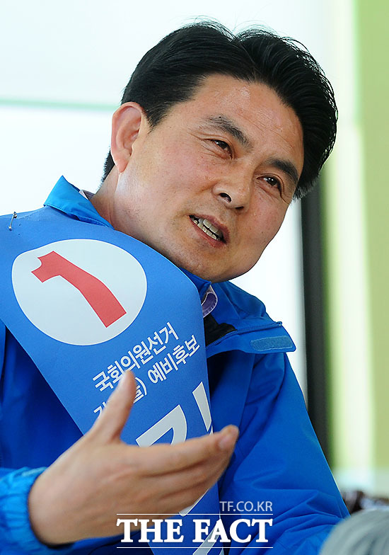 ▲ 노래주점 금품살포와 성추행 혐의에 대해 억울함을 토로하는 김태호 후보. / 이새롬 기자