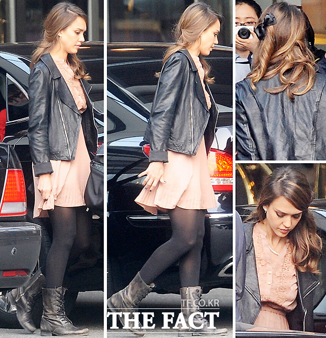 ▲ 제시카 알바는 원피스로 가녀린 몸매를 살리고 검은색 가죽 재킷으로 세련된 느낌을 더했다./ 노시훈, 이새롬 기자