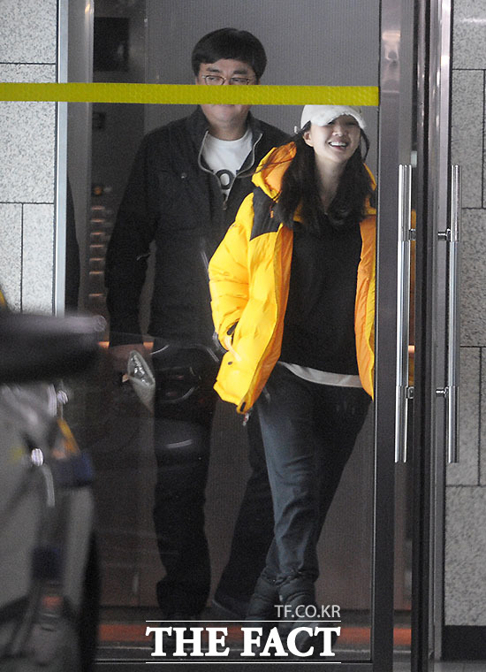 ▲ 배우 수애(오른쪽)와 정태원 대표가 밝게 웃으며 함께 이동하고 있다./배정한 기자