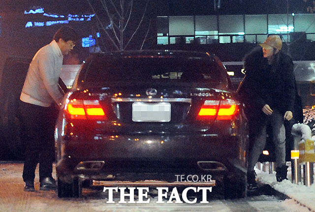 ▲ 정태원 대표의 승용차에 나란히 타고 있는 정 대표와 수애./배정한 기자