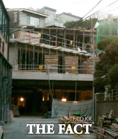 ▲이창하씨가 신축 중인 건물을 정면으로 바라본 모습. 현재는 2층까지 지어진 상태로 예정대로 3층까지 지어질 경우 뒷집은 전망이 일부 가려지게 된다./문다영 기자