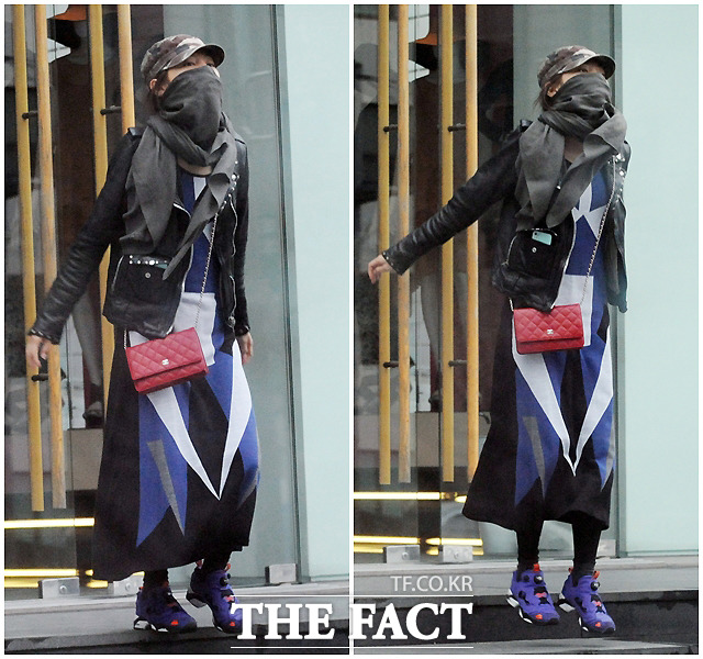 ▲ 윤승아가 쇼핑을 마치고 나오며 계단에서 폴짝폴짝 뛰어내리는 깜찍한 모습을 보였다.