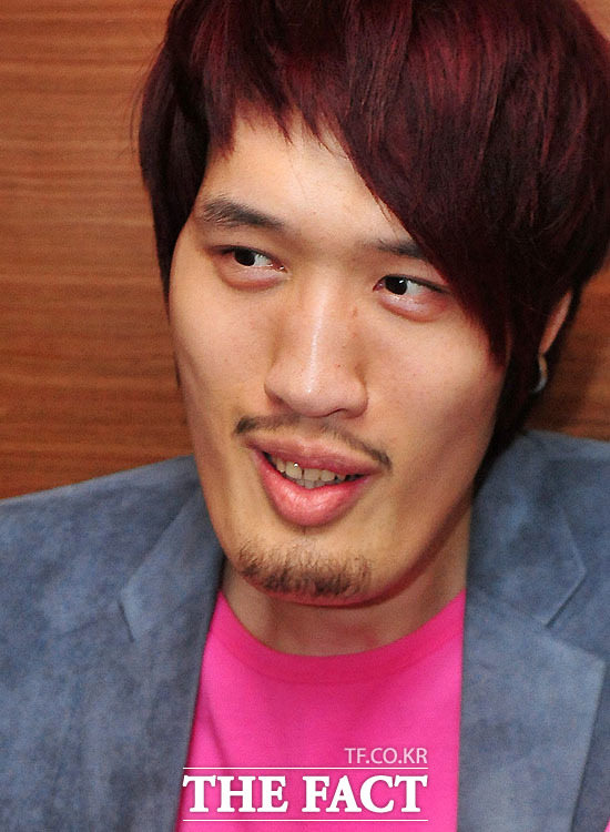 ▲그동안 자신을 향한 무분별한 추측성 보도로 많은 상처을 받았던 최홍만은 어렵게인터뷰에 응했다. / 문병희 기자